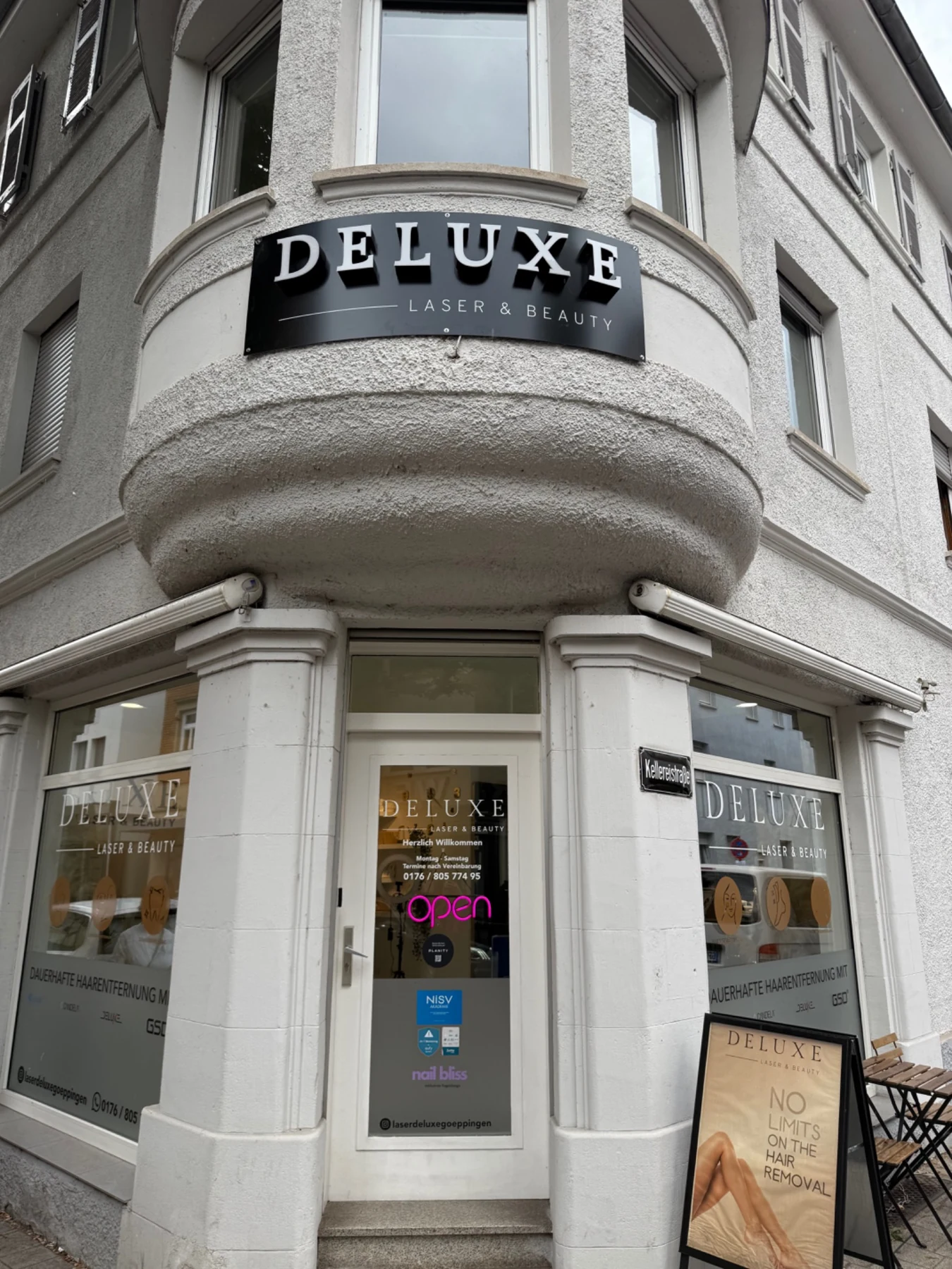 Deluxe Laser: Fassadenbeschriftung