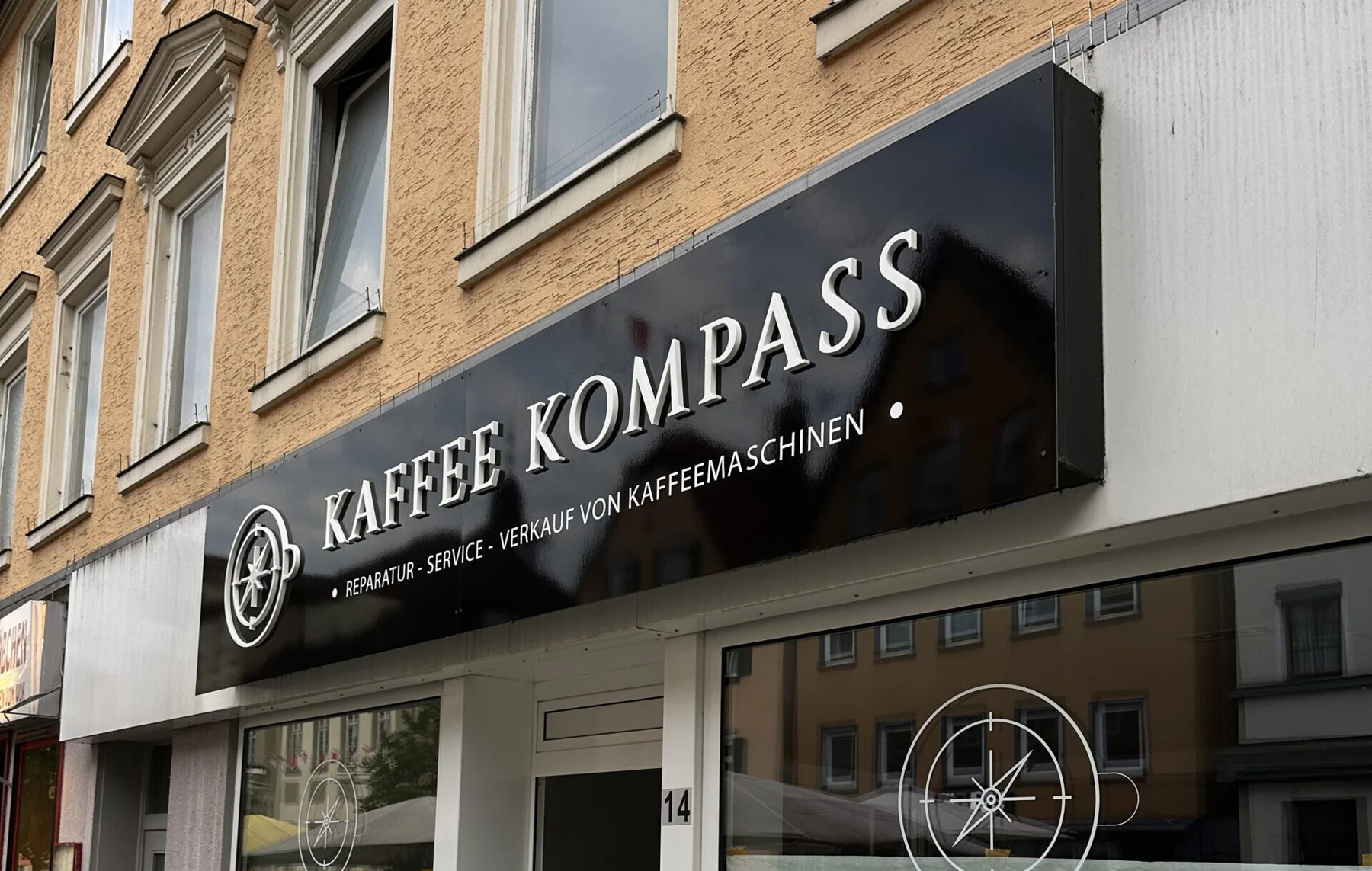 Kaffeekompass: Fassadenbeschilderung
