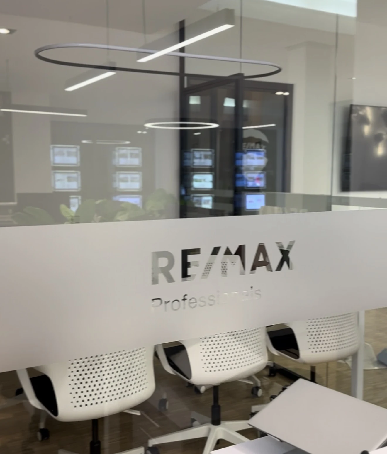 RE/MAX: Glasdekor & Sichtschutz