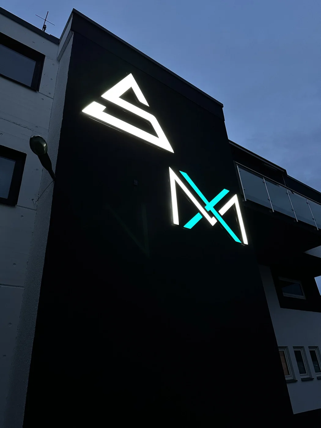 XM: 3D Leuchtlogo